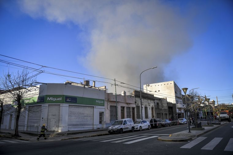 FOTO: Se incendió un depósito de Barrancas y hay peligro de derrumbe.