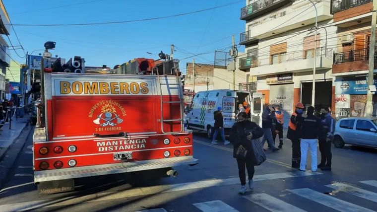 Despiden los restos de los bomberos fallecidos en Caseros