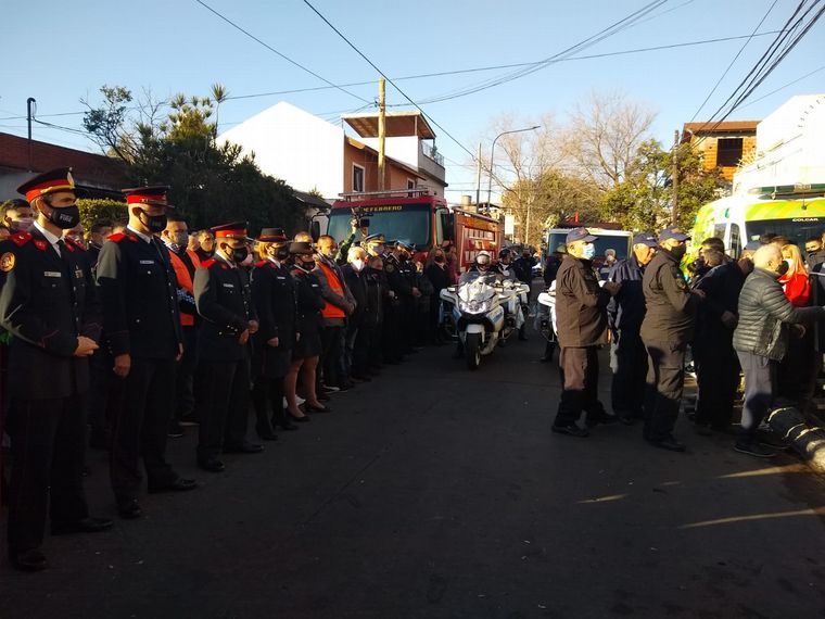 FOTO: Despiden los restos de los bomberos fallecidos en Caseros