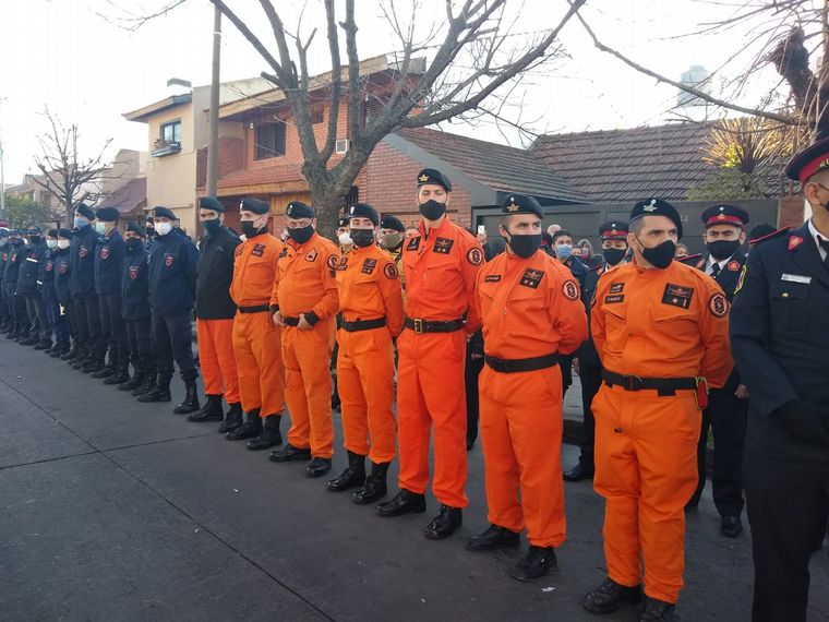 Despiden los restos de los bomberos fallecidos en Caseros
