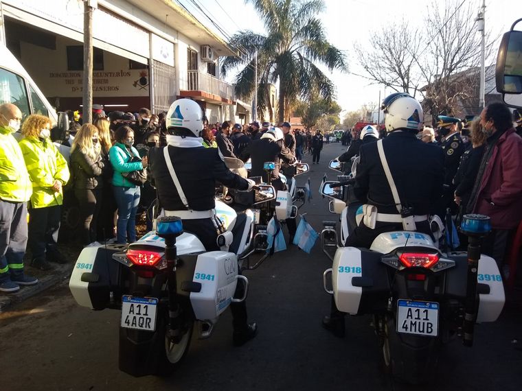 Despiden los restos de los bomberos fallecidos en Caseros