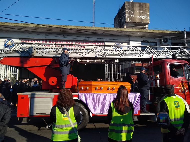 Despiden los restos de los bomberos fallecidos en Caseros
