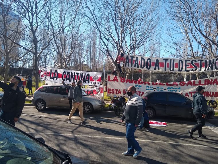 Hinchas de River se concentraron en la puerta del hotel previo al clásico