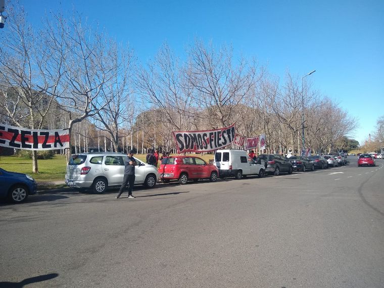 Hinchas de River se concentraron en la puerta del hotel previo al clásico