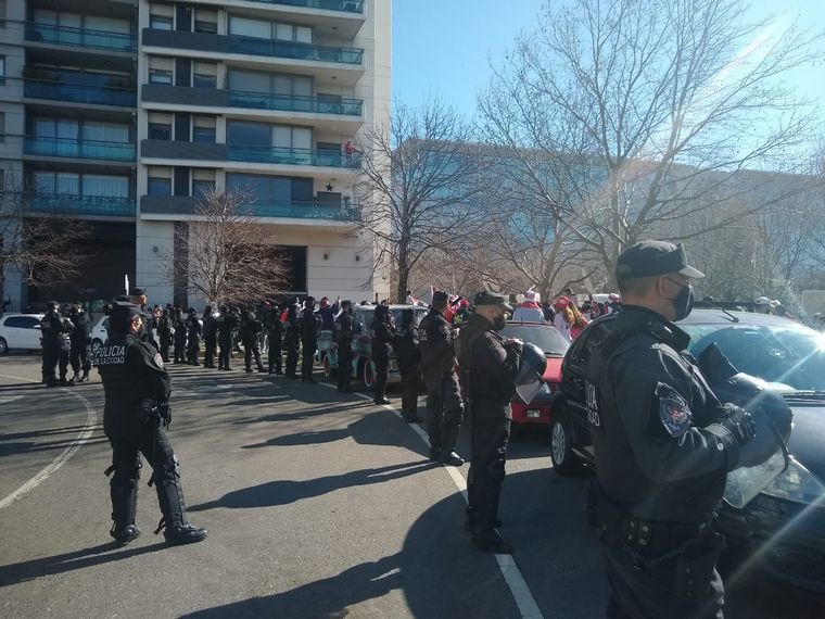 Hinchas de River se concentraron en la puerta del hotel previo al clásico