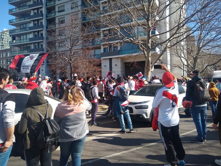 Hinchas de River se concentraron en la puerta del hotel previo al clásico