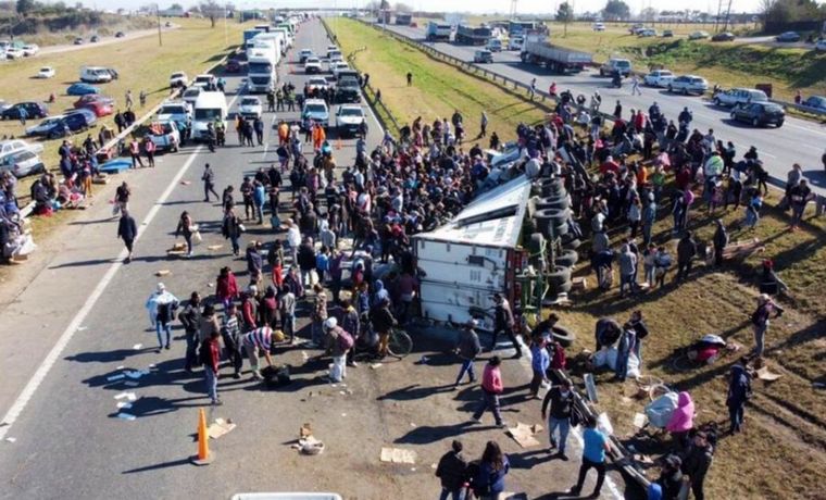 Una multitud saqueó alimentos de un camión volcado cerca de Campana.