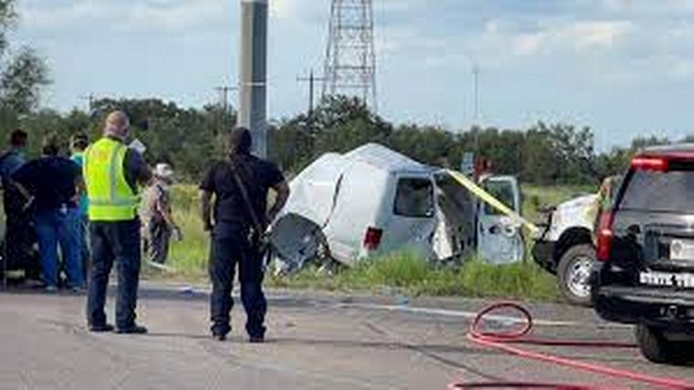 FOTO: Al menos 10 migrantes muertos en un choque en Texas.
