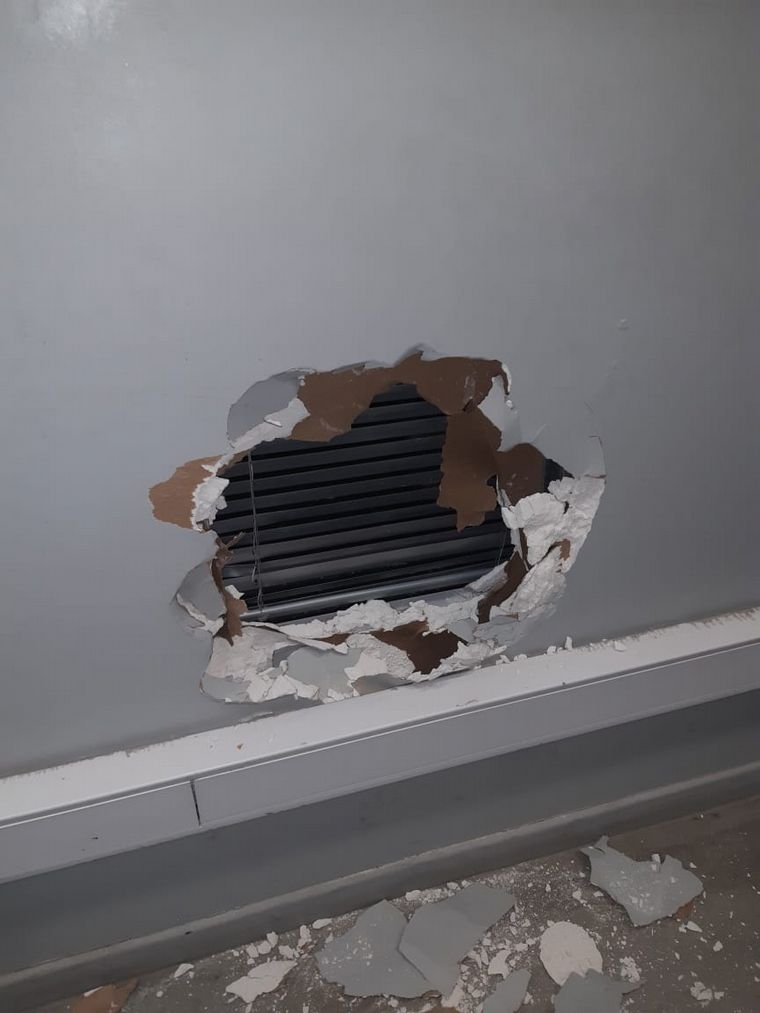 FOTO: Rompió el techo y robó en un Sodimac pero lo detuvieron