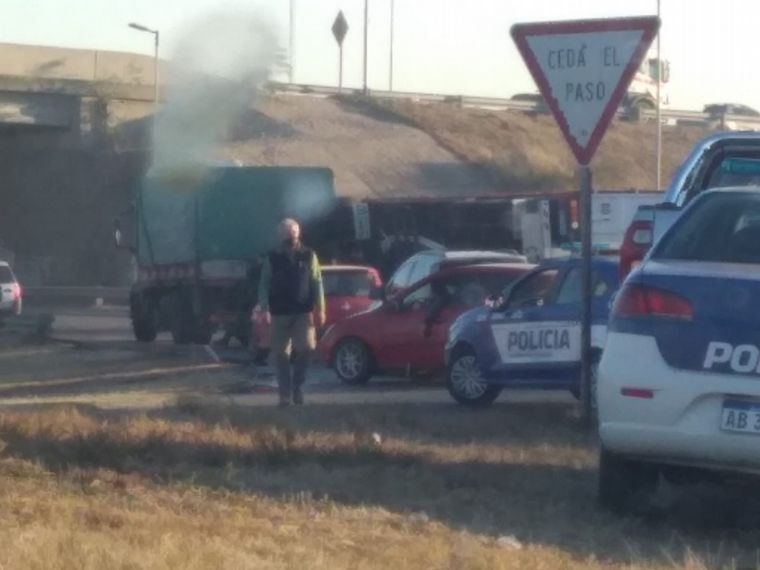 Un camión de vinos volcó en avenida Sabattini