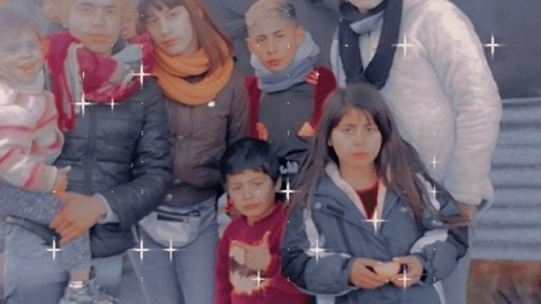 Su mamá murió y con 16 años cuida de sus 7 hermanitos