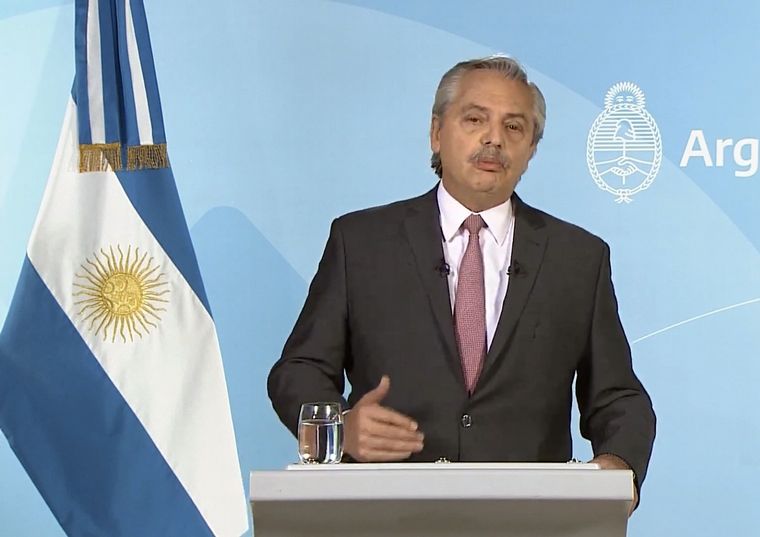 Fernández anunció un plan progresivo de recuperación de la actividad.
