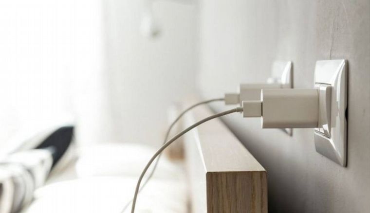 La nena manipulaba el cargador cuando sufrió la descarga.