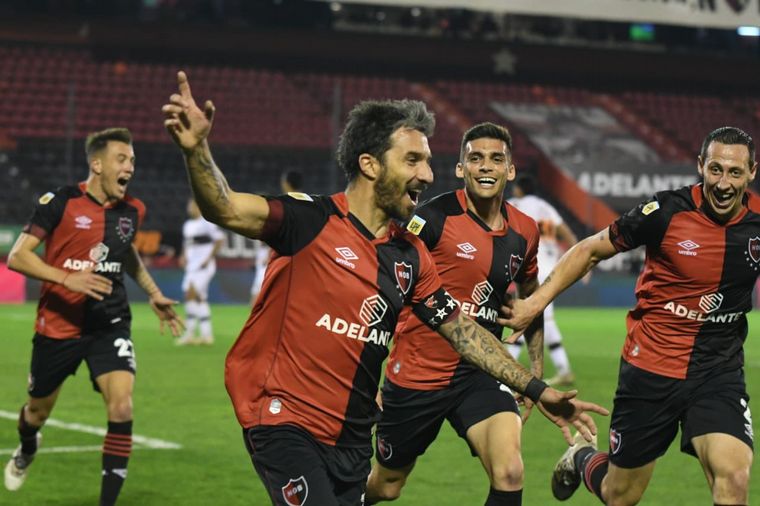 Ignacio Scocco festeja el gol del triunfo. 