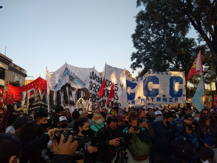 FOTO: Movilizaciones sociales marchan desde San Cayetano a Plaza de Mayo