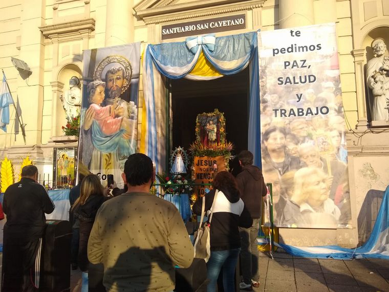FOTO: Fieles llegan a la Iglesia de San Cayetano en Liniers.