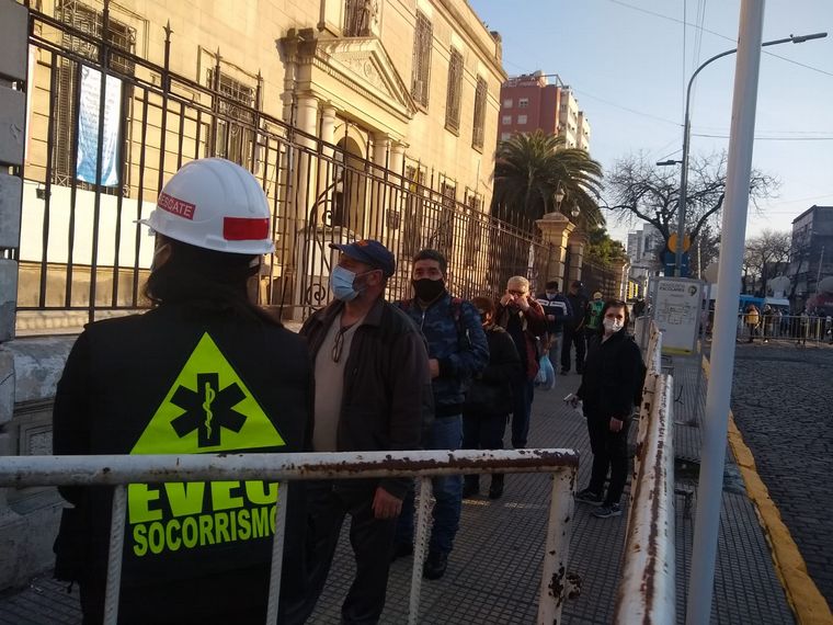 FOTO: Fieles llegan a la Iglesia de San Cayetano en Liniers.