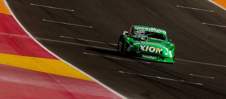 Julián Santero y su Ford, un mendocino de visitante en San Juan con la pole.