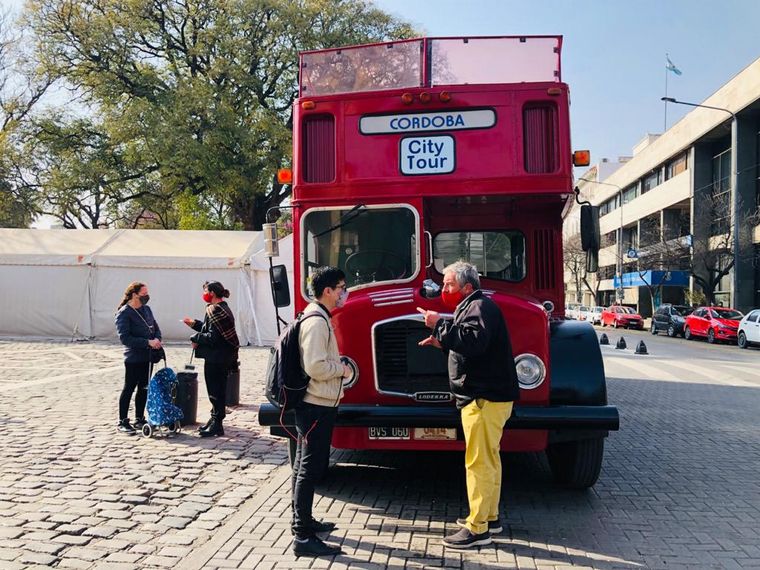 AUDIO: Un city tour en Córdoba a bordo del bus inglés
