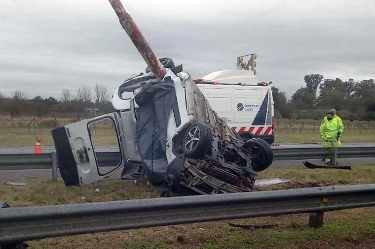 FOTO: Una Renault Kangoo se estrelló con una columna de luz 