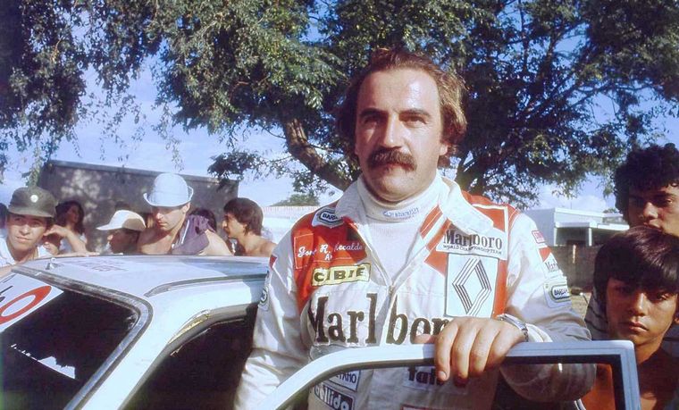 Jorge Recalde y su buzo de la tabacalera, al lado de un R18. Inconfundible.