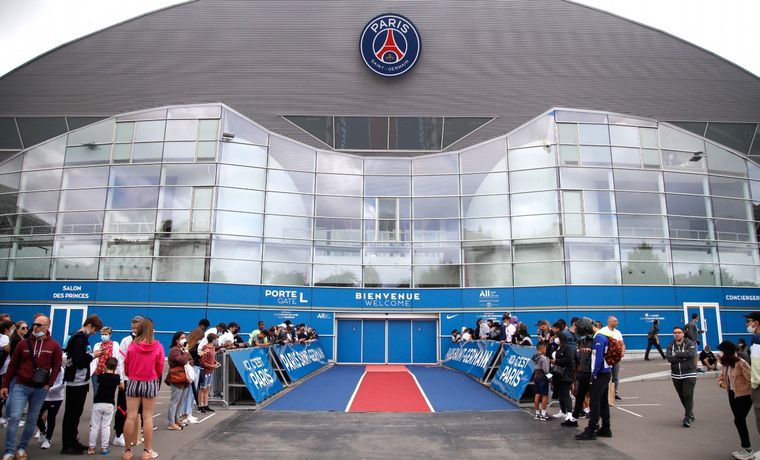Fanáticos del PSG esperan por Messi.