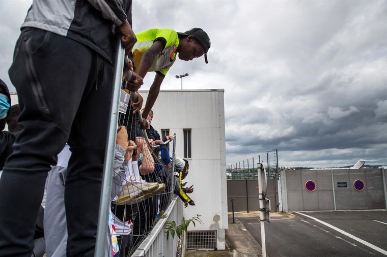 FOTO: Fans del PSG esperan a Messi en el aeropuerto y el estadio (Foto: EFE)