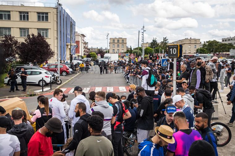 Fans del PSG esperan a Messi en el aeropuerto y el estadio (Foto: EFE)
