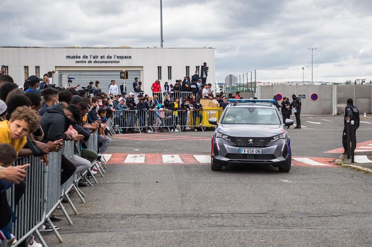 Fans del PSG esperan a Messi en el aeropuerto y el estadio (Foto: EFE)