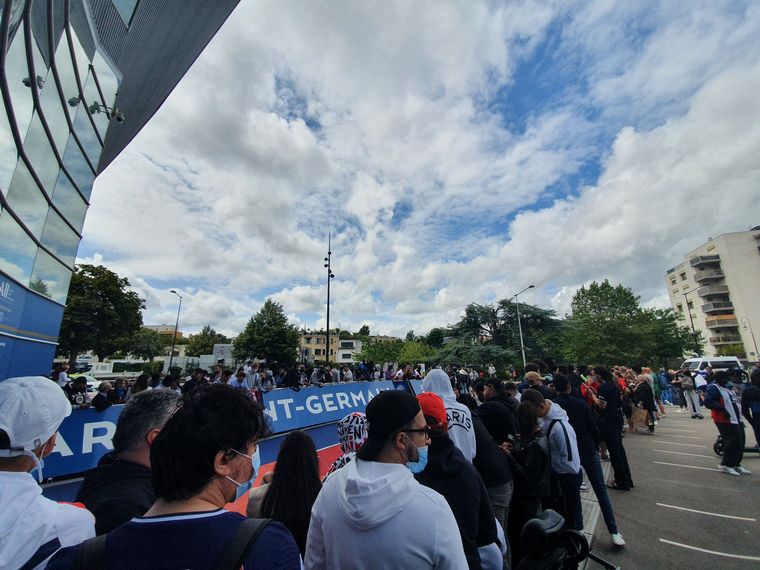 Fans del PSG esperan a Messi en el aeropuerto y el estadio