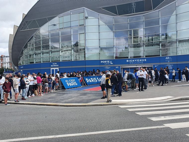 Fans del PSG esperan a Messi en el aeropuerto y el estadio