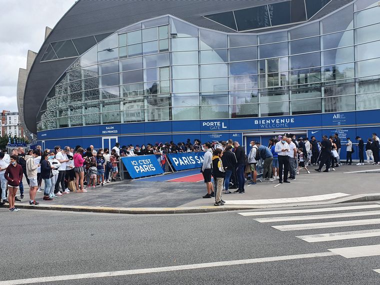 FOTO: Fans del PSG esperan a Messi en el aeropuerto y el estadio