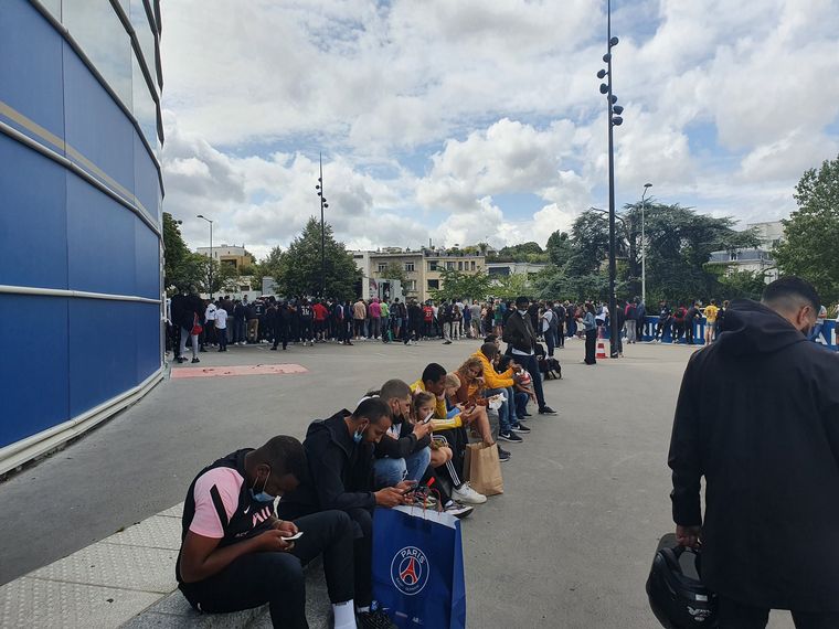 Fans del PSG esperan a Messi en el aeropuerto y el estadio