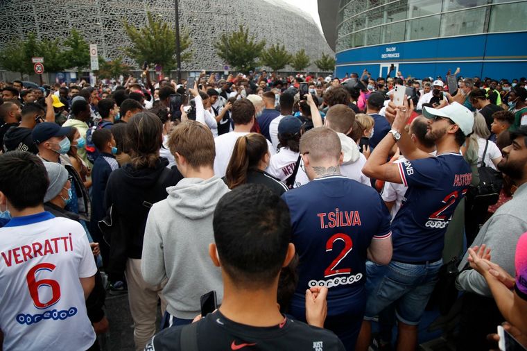 Fans del PSG esperan a Messi en el aeropuerto y el estadio