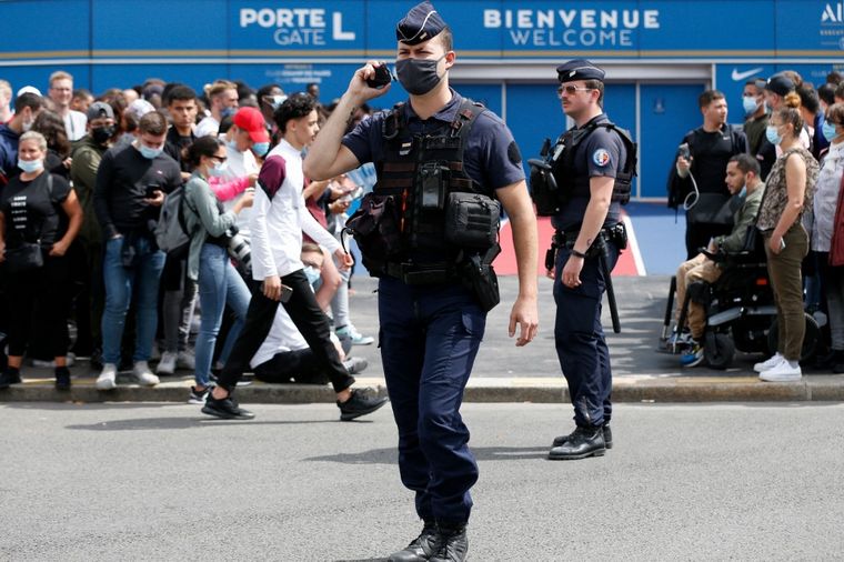 Fans del PSG esperan a Messi en el aeropuerto y el estadio