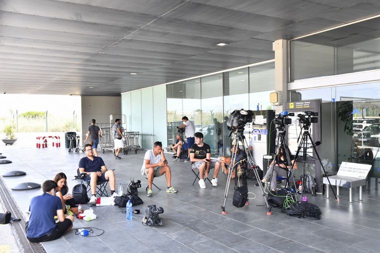 Fans del PSG esperan a Messi en el aeropuerto y el estadio