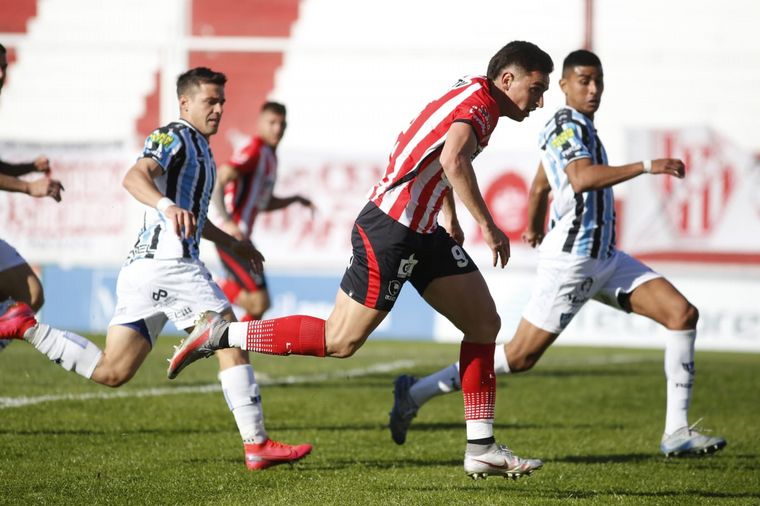 Instituto empató con Almagro sobre el final del duelo en Alta Córdoba.
