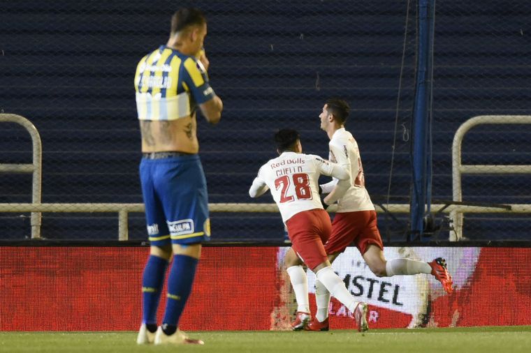 FOTO: Artur Guimarães festeja alocadamente en cuarto gol de su equipo. 