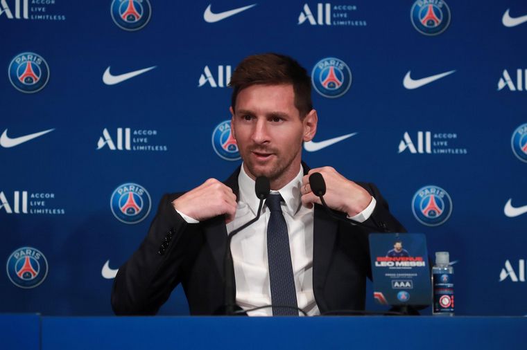 FOTO: La primera conferencia de prensa de Lionel Messi en el PSG.