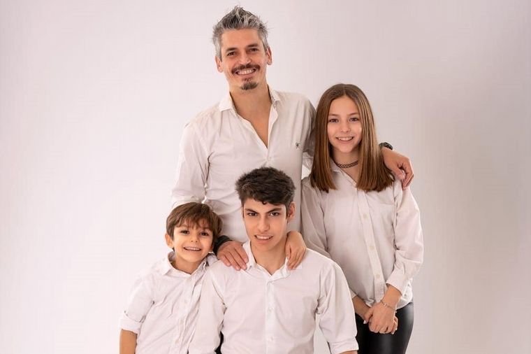 Ramiro Buteler junto a sus hijos Agustín, Olivia y Felipe