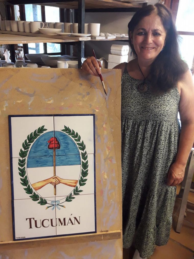 Los escudos fueron pintados por la artesana española Josefa de Castro.