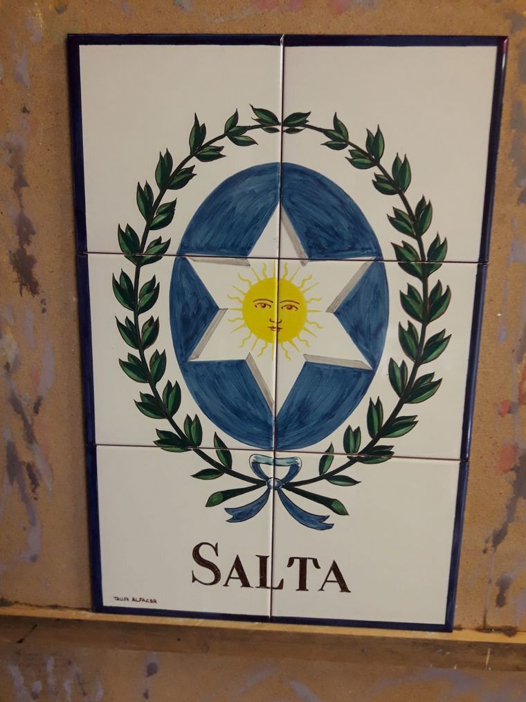 Los escudos fueron pintados por la artesana española Josefa de Castro.