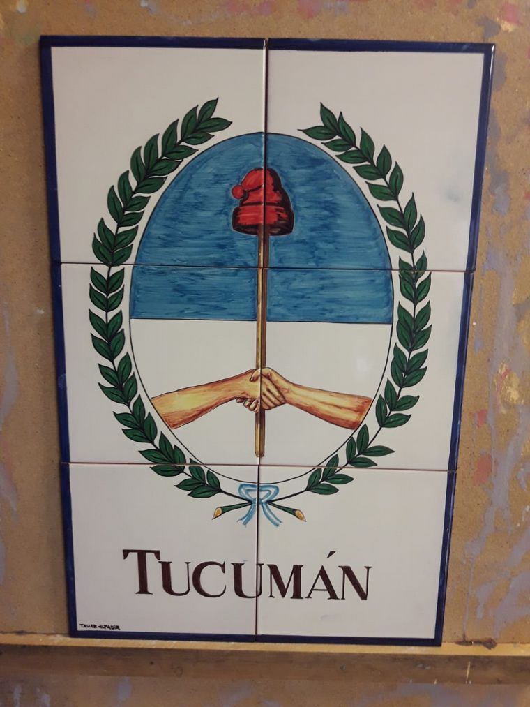 Los escudos fueron pintados por la artesana española Josefa de Castro.