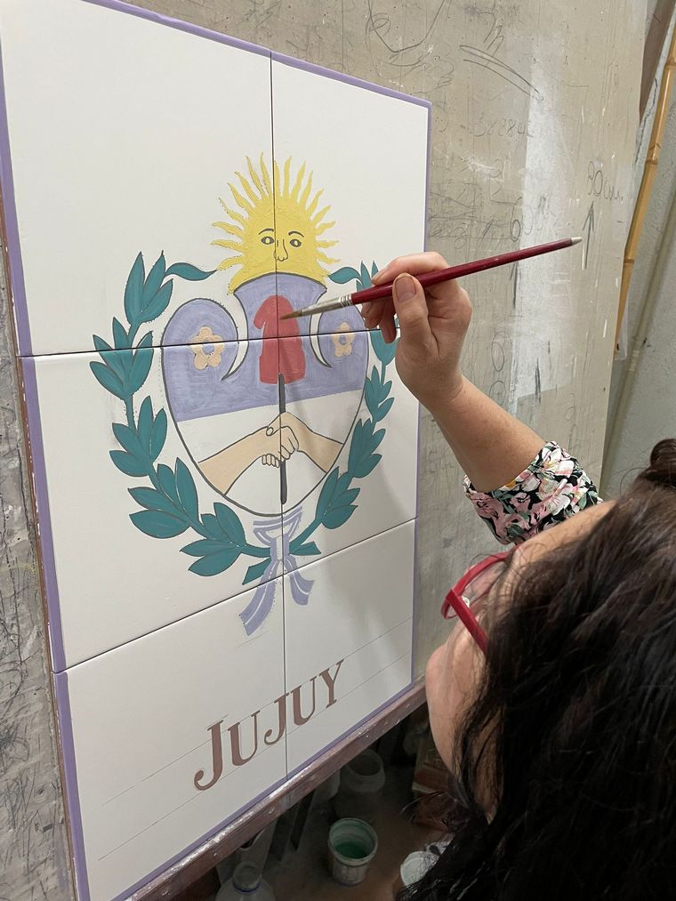 FOTO: Los escudos fueron pintados por la artesana española Josefa de Castro.