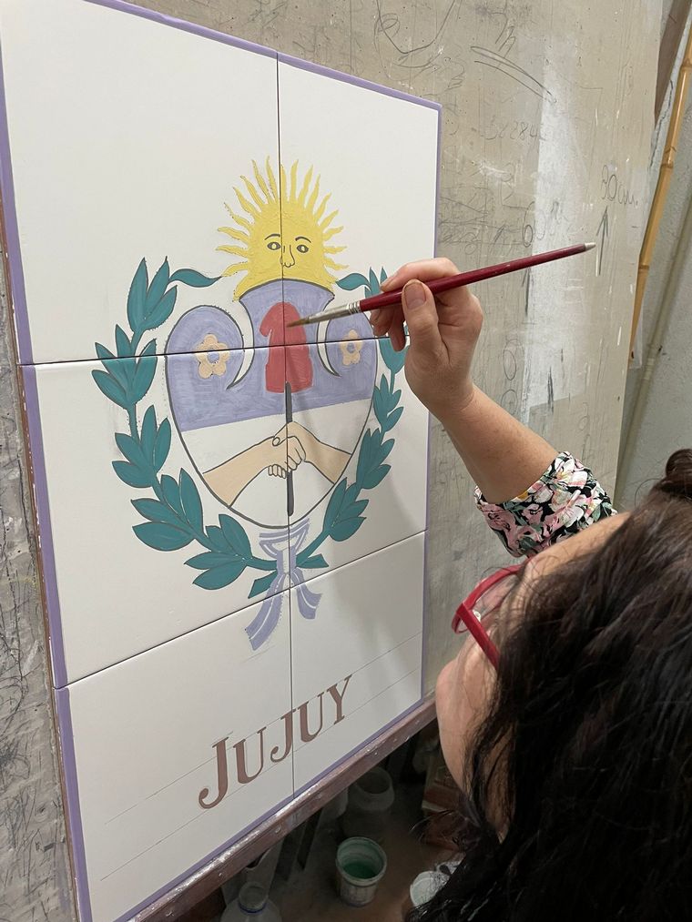 Los escudos fueron pintados por la artesana española Josefa de Castro.