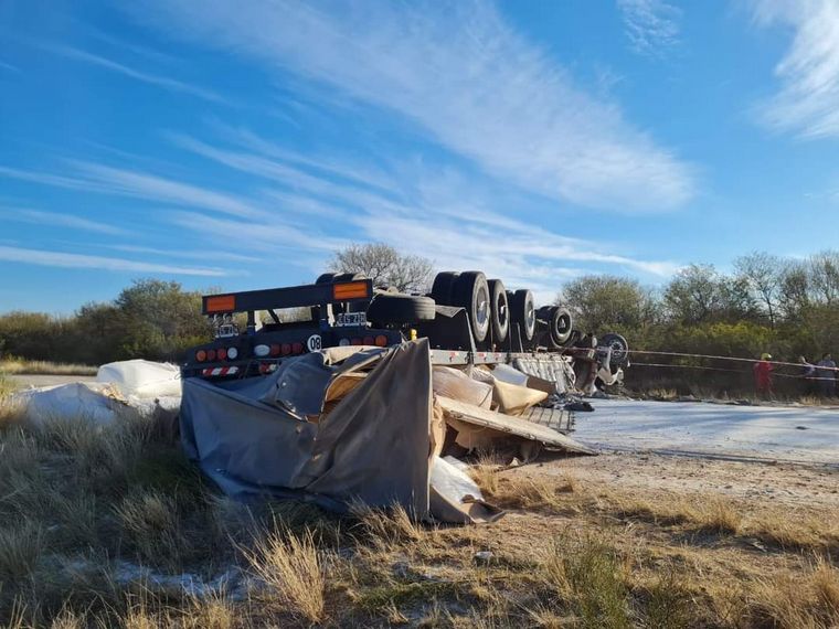 FOTO: Dos personas perdieron la vida al volcar un camión en La Rioja.