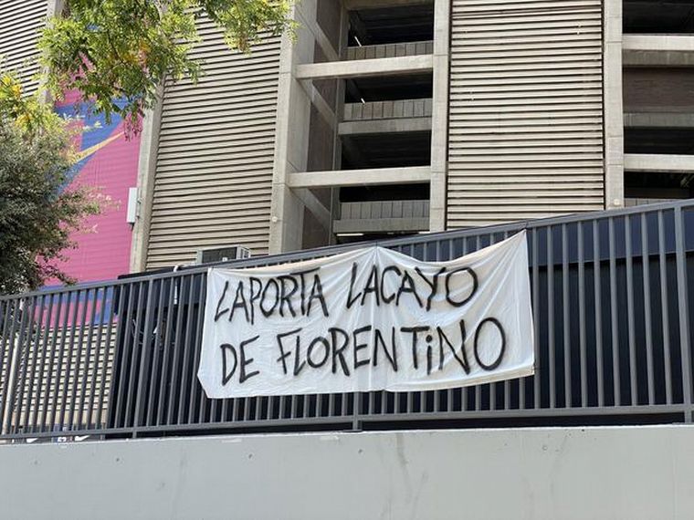 Carteles de los hinchas de Barcelona contra Laporta tras la salida de Messi