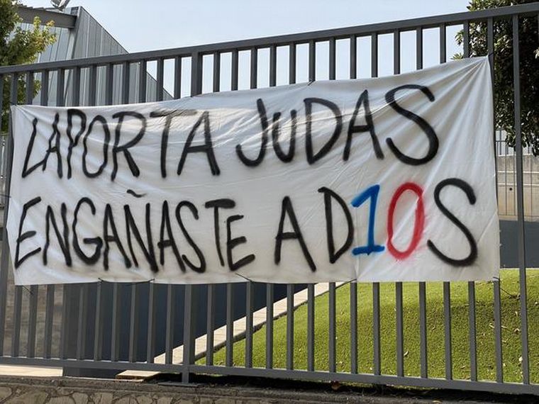 Carteles de los hinchas de Barcelona contra Laporta tras la salida de Messi