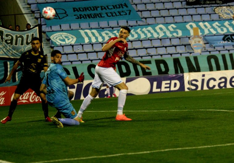 El delantero "celeste" marcó un gol con el taco. 