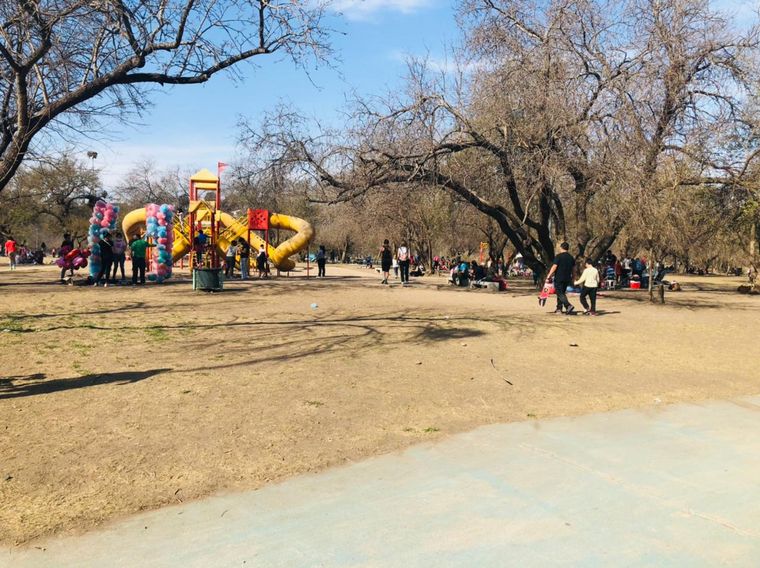 Familias disfrutan del feriado en el Parque del Kempes.